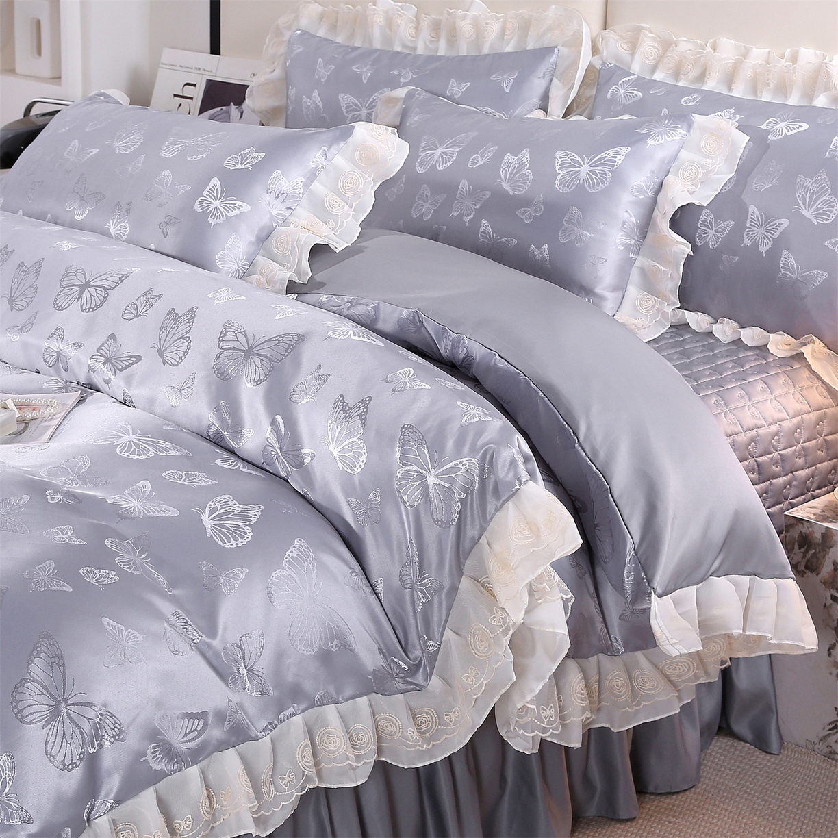 91家纺网 家纺一手货源 找家纺 提花大世界 2026新款轻奢法式蕾丝花边款丝滑水洗真丝天丝提花床单床笠床盖四件套 蝴蝶绮梦-冰川灰