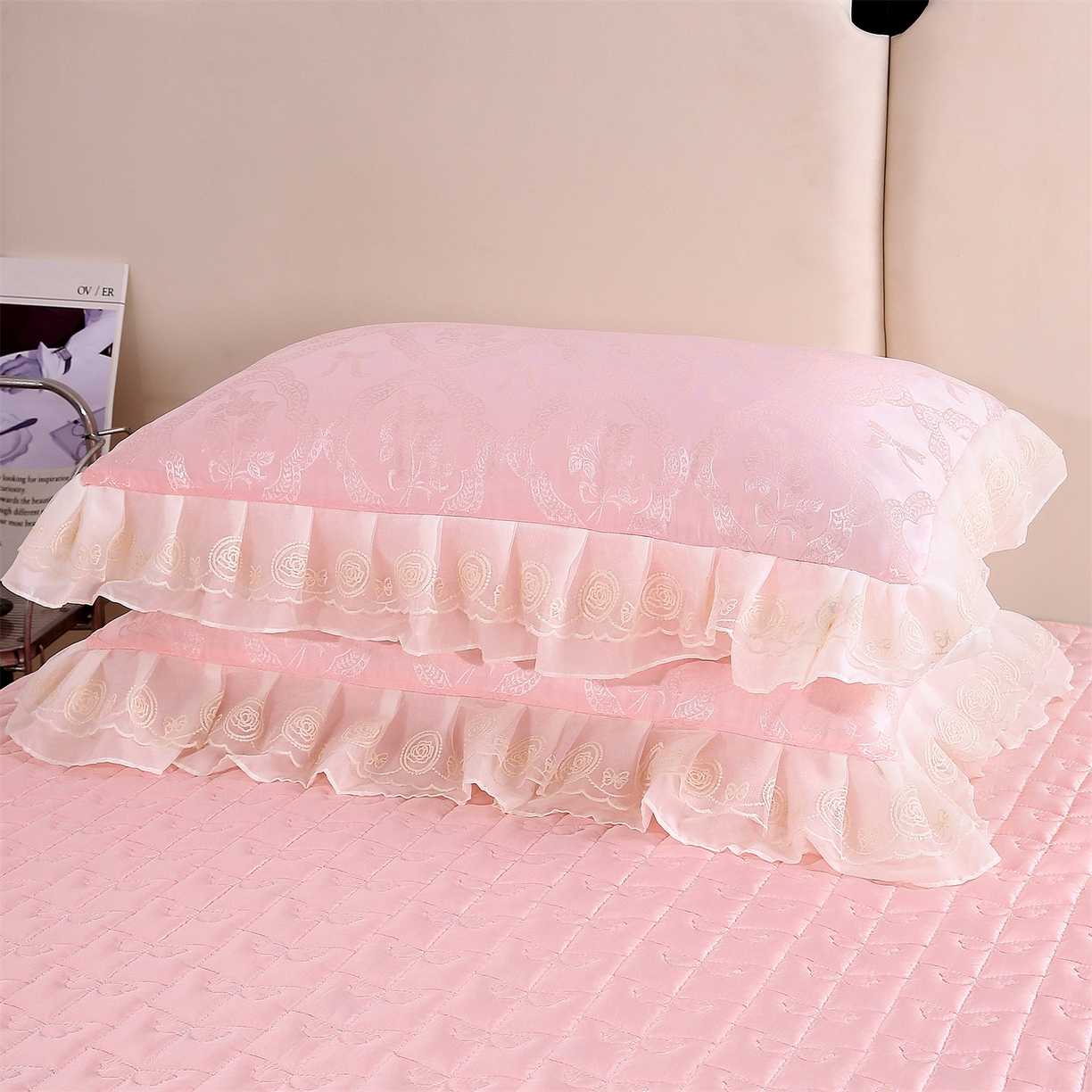 91家纺网 家纺一手货源 找家纺 提花大世界 2026新款轻奢法式蕾丝花边款丝滑水洗真丝天丝提花床单床笠床盖四件套 洛丽塔之梦-柔雾粉