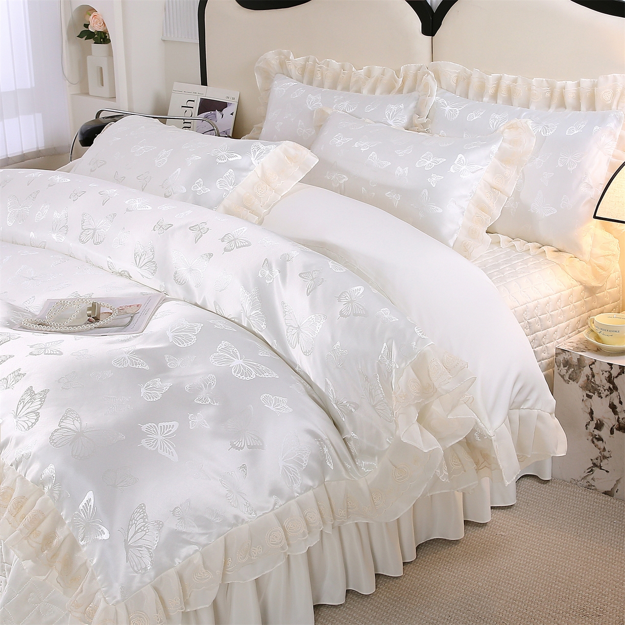 91家纺网 家纺一手货源 找家纺 提花大世界 2026新款轻奢法式蕾丝花边款丝滑水洗真丝天丝提花床单床笠床盖四件套 蝴蝶绮梦-奶霜白