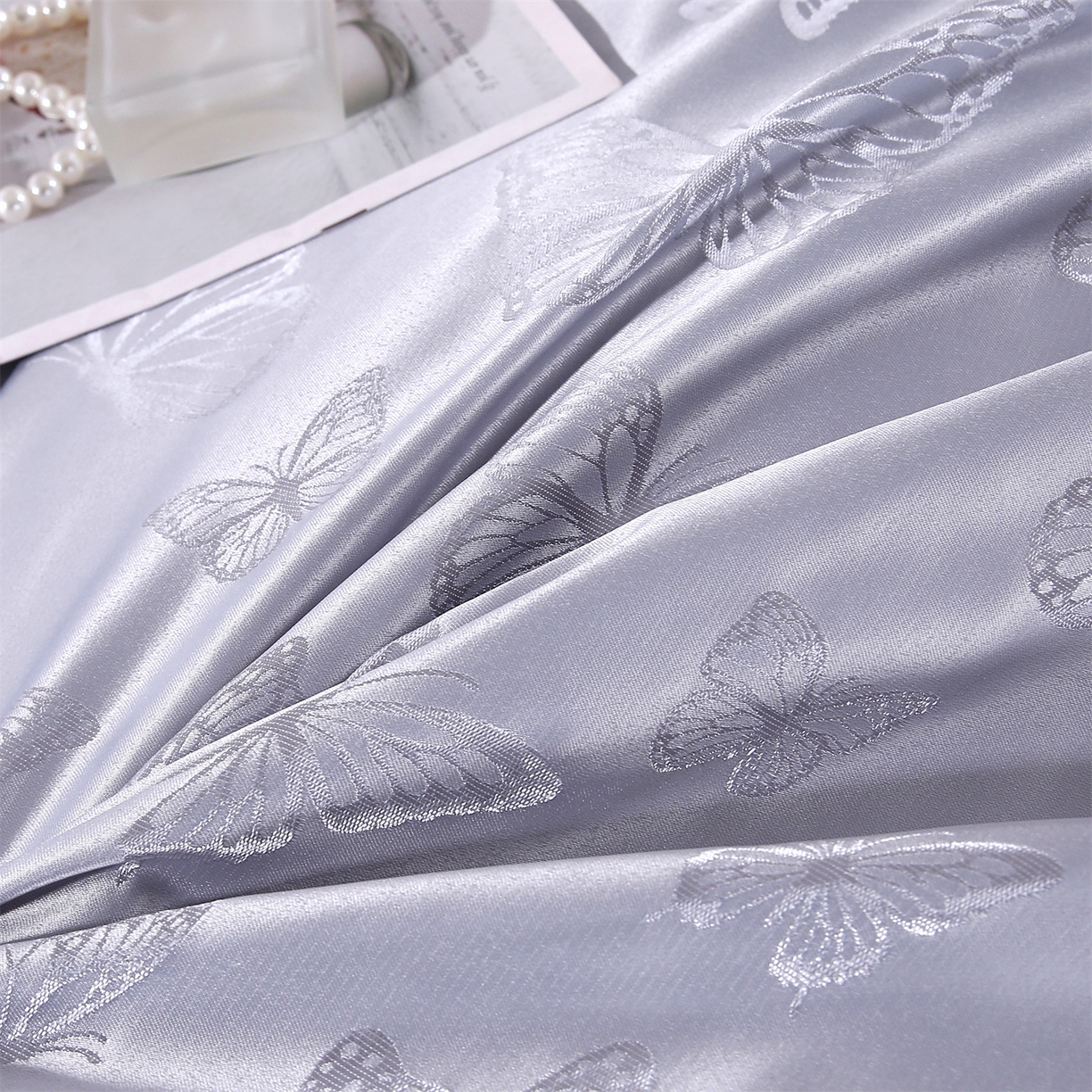 91家纺网 家纺一手货源 找家纺 提花大世界 2026新款轻奢法式蕾丝花边款丝滑水洗真丝天丝提花床单床笠床盖四件套 蝴蝶绮梦-冰川灰