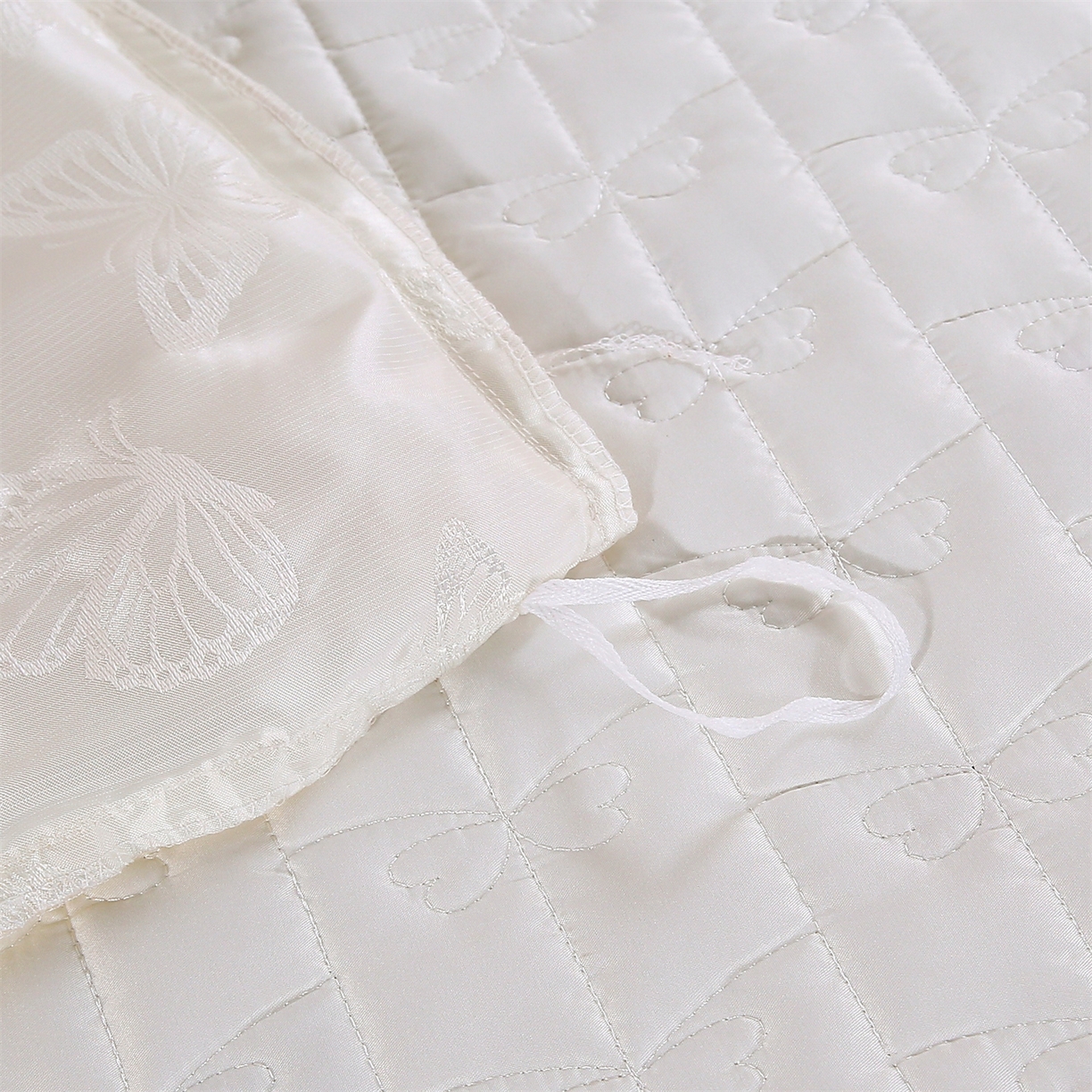 91家纺网 家纺一手货源 找家纺 提花大世界 2026新款轻奢法式蕾丝花边款丝滑水洗真丝天丝提花床单床笠床盖四件套 蝴蝶绮梦-奶霜白