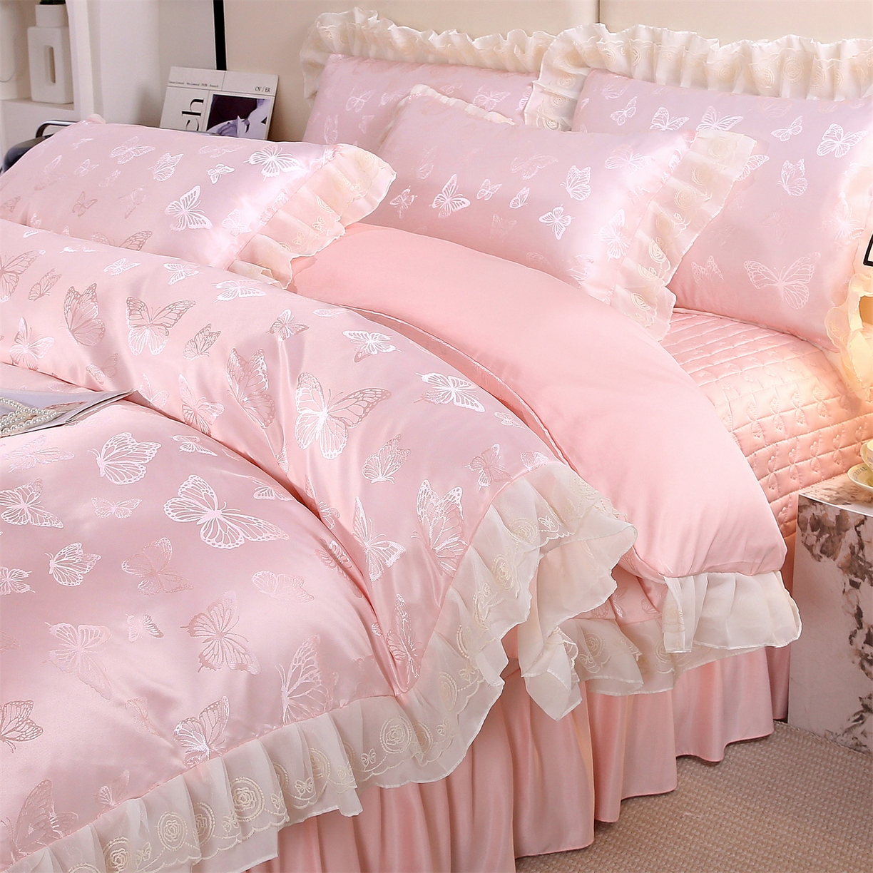 91家纺网 家纺一手货源 找家纺 提花大世界 2026新款轻奢法式蕾丝花边款丝滑水洗真丝天丝提花床单床笠床盖四件套 蝴蝶绮梦-蜜桃粉