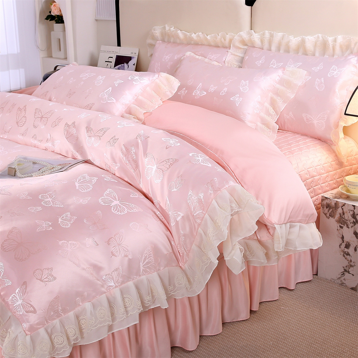 91家纺网 家纺一手货源 找家纺 提花大世界 2026新款轻奢法式蕾丝花边款丝滑水洗真丝天丝提花床单床笠床盖四件套 蝴蝶绮梦-蜜桃粉