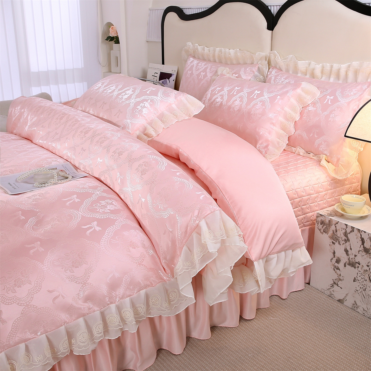 91家纺网 家纺一手货源 找家纺 提花大世界 2026新款轻奢法式蕾丝花边款丝滑水洗真丝天丝提花床单床笠床盖四件套 洛丽塔之梦-柔雾粉