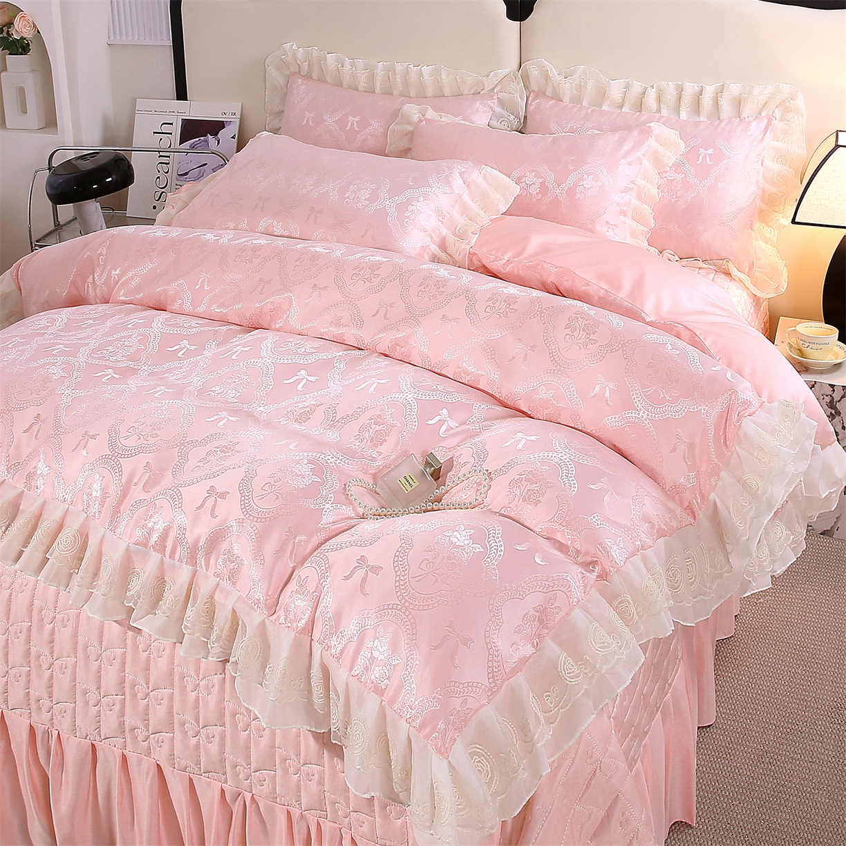 91家纺网 家纺一手货源 找家纺 提花大世界 2026新款轻奢法式蕾丝花边款丝滑水洗真丝天丝提花床单床笠床盖四件套 洛丽塔之梦-柔雾粉