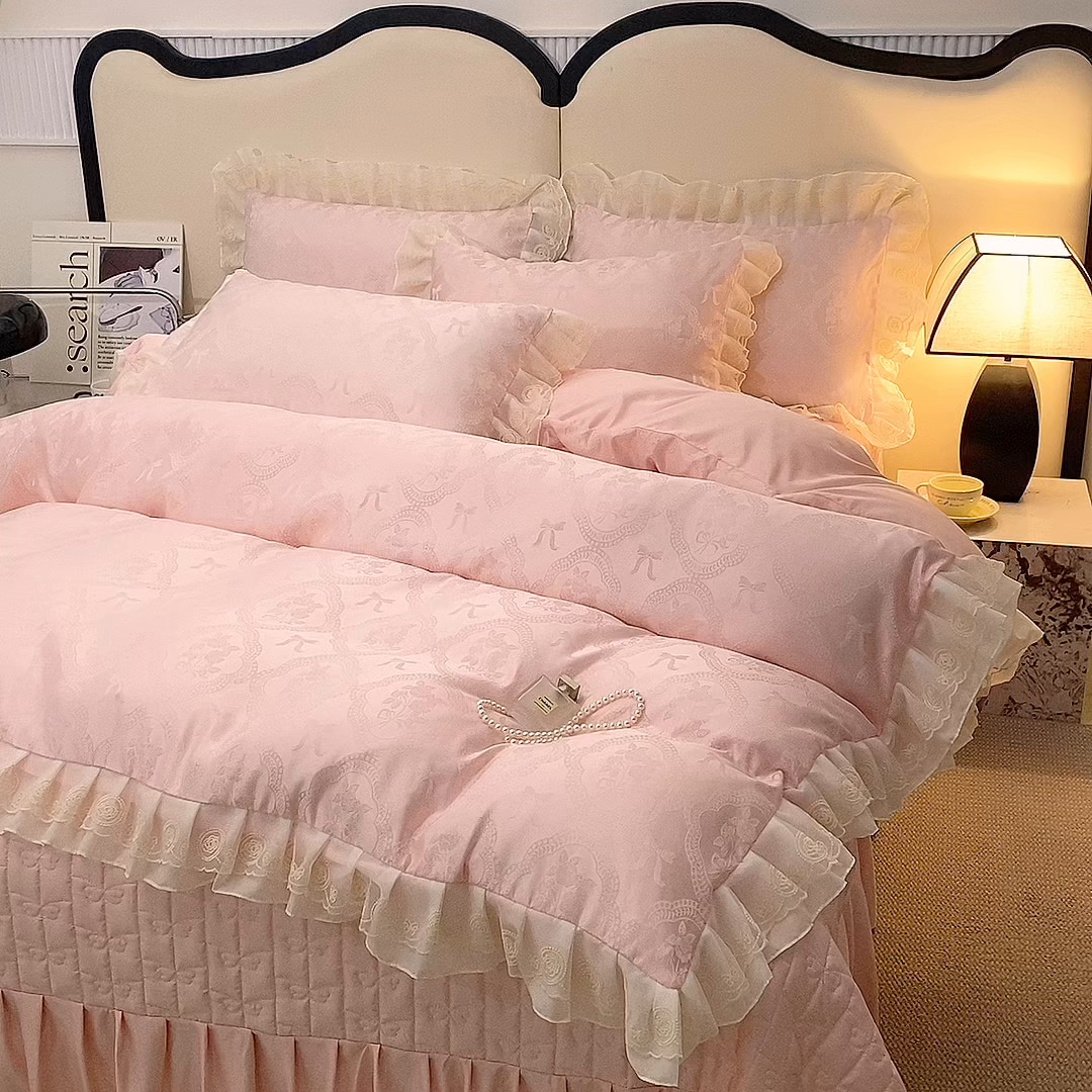 91家纺网 家纺一手货源 找家纺 提花大世界 2026新款轻奢法式蕾丝花边款丝滑水洗真丝天丝提花床单床笠床盖四件套 洛丽塔之梦-柔雾粉