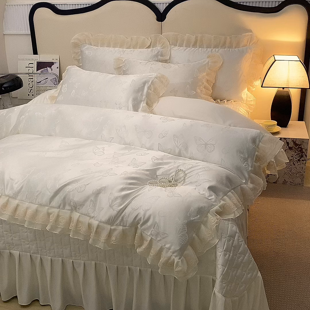 91家纺网 家纺一手货源 找家纺 提花大世界 2026新款轻奢法式蕾丝花边款丝滑水洗真丝天丝提花床单床笠床盖四件套 蝴蝶绮梦-奶霜白
