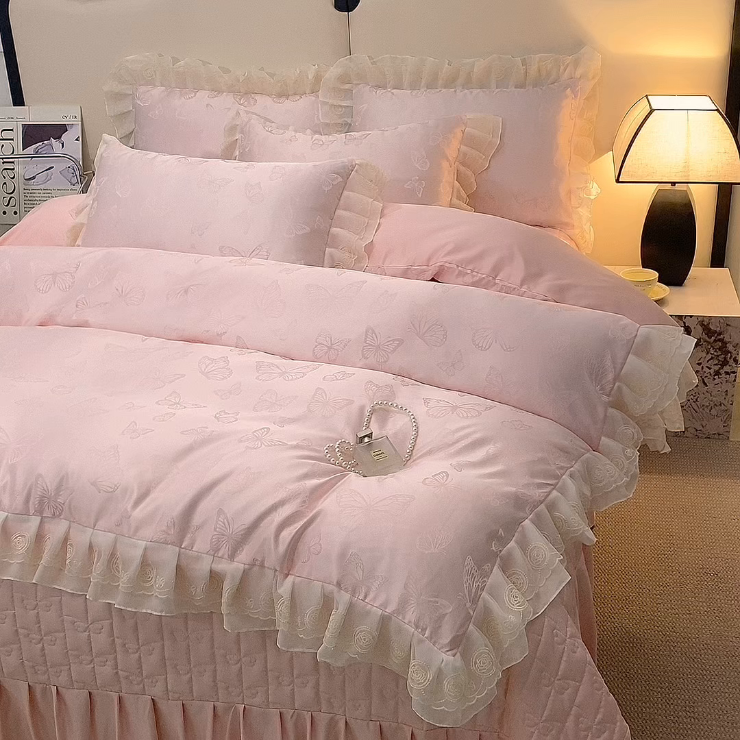 91家纺网 家纺一手货源 找家纺 提花大世界 2026新款轻奢法式蕾丝花边款丝滑水洗真丝天丝提花床单床笠床盖四件套 蝴蝶绮梦-蜜桃粉
