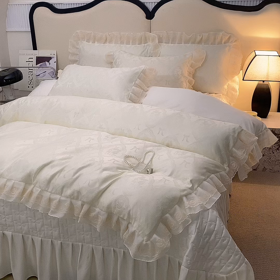 91家纺网 家纺一手货源 找家纺 提花大世界 2026新款轻奢法式蕾丝花边款丝滑水洗真丝天丝提花床单床笠床盖四件套 洛丽塔之梦-珍珠白
