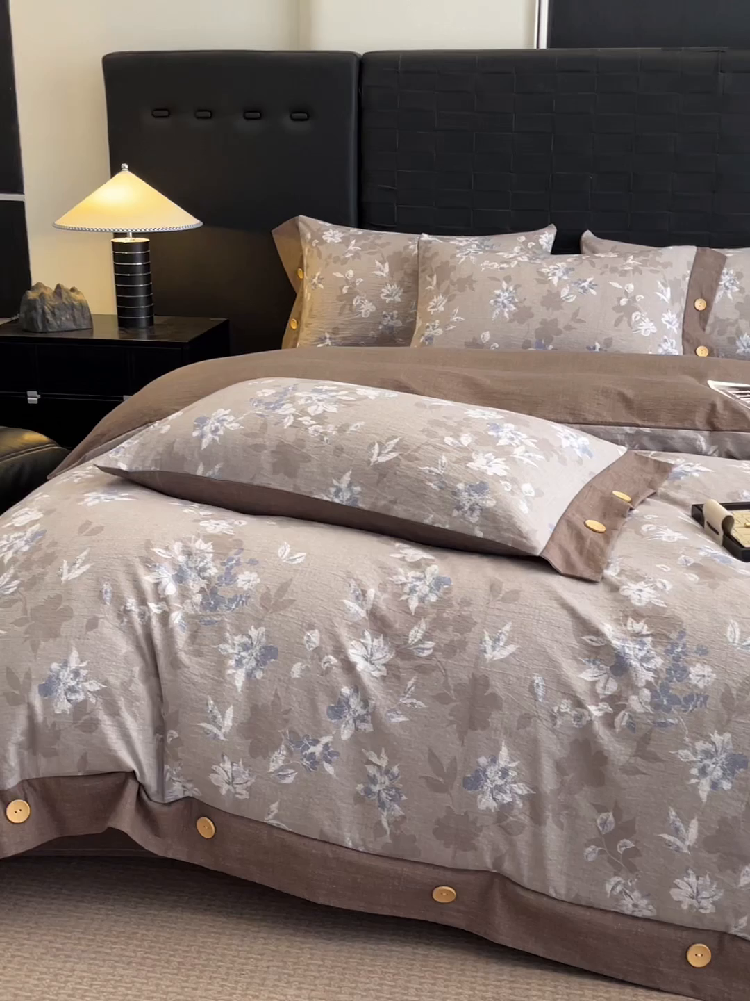 91家纺网 家纺一手货源 找家纺 梦舒羽 2026春夏新款A类原麻纽扣四件套加厚被套床单宿舍双人床仿亚麻套件-最新款 漫步花丛-蓝