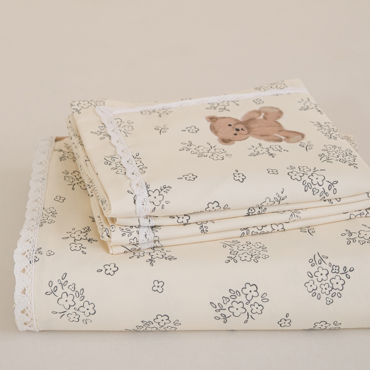 91家纺网 家纺一手货源 找家纺 （总）慕绸家纺（原萌宝老粗布厂家） 2026新款原棉细纱工艺款亲肤柔软老粗布床单凉席席子春夏热门款-直播热卖圆角花边款