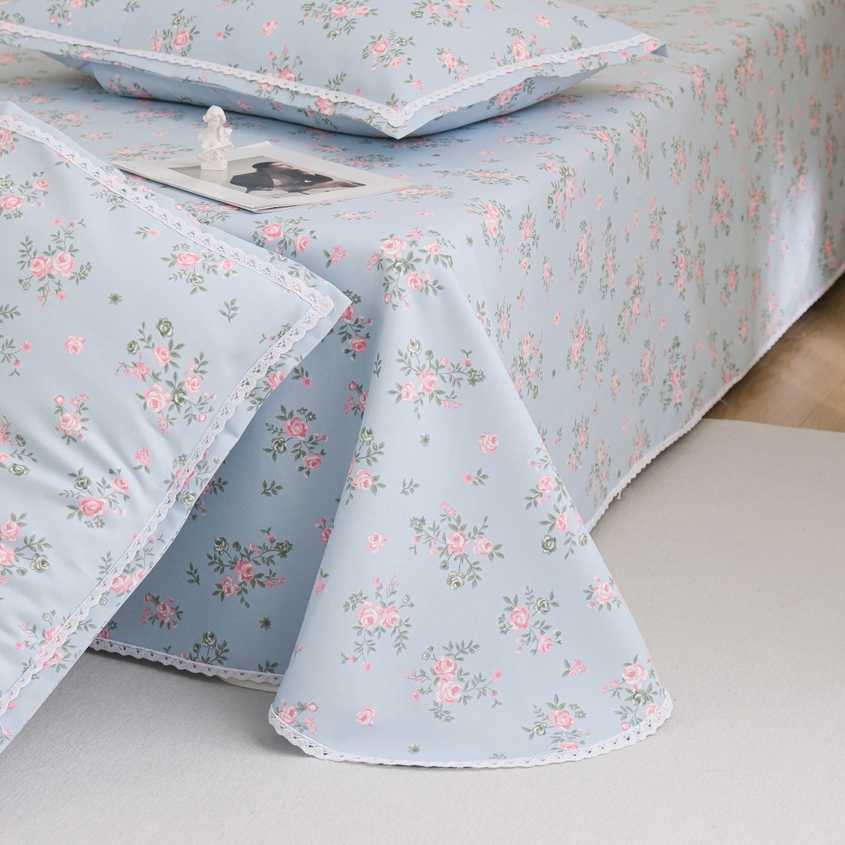 91家纺网 家纺一手货源 找家纺 慕绸家纺（原萌宝老粗布厂家） 2026新款原棉细纱工艺款亲肤柔软老粗布床单凉席席子春夏热门款-直播热卖圆角花边款 半夏