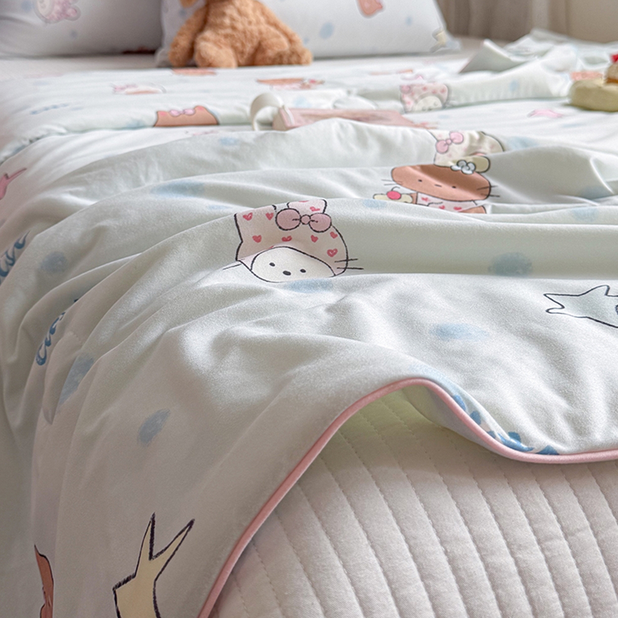 91家纺网 家纺一手货源 找家纺 （总）桃子家居 2026新款A类卡通小清新奶乎乎高品质牛奶丝软糯针织棉嵌绳工艺夏被系列