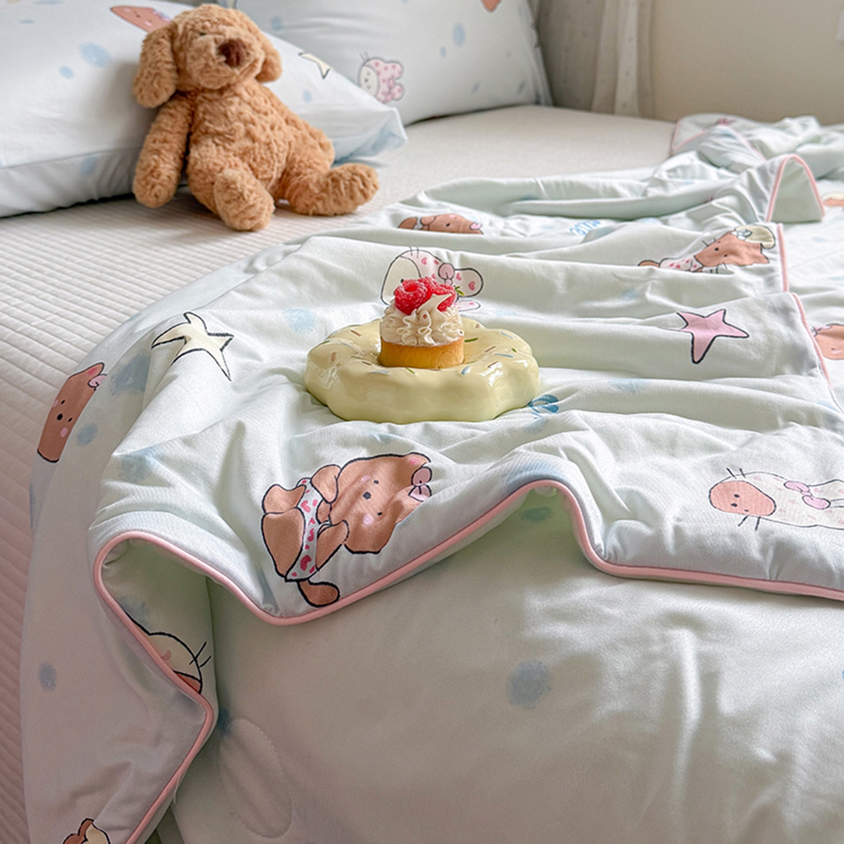 91家纺网 家纺一手货源 找家纺 （总）桃子家居 2026新款A类卡通小清新奶乎乎高品质牛奶丝软糯针织棉嵌绳工艺夏被系列