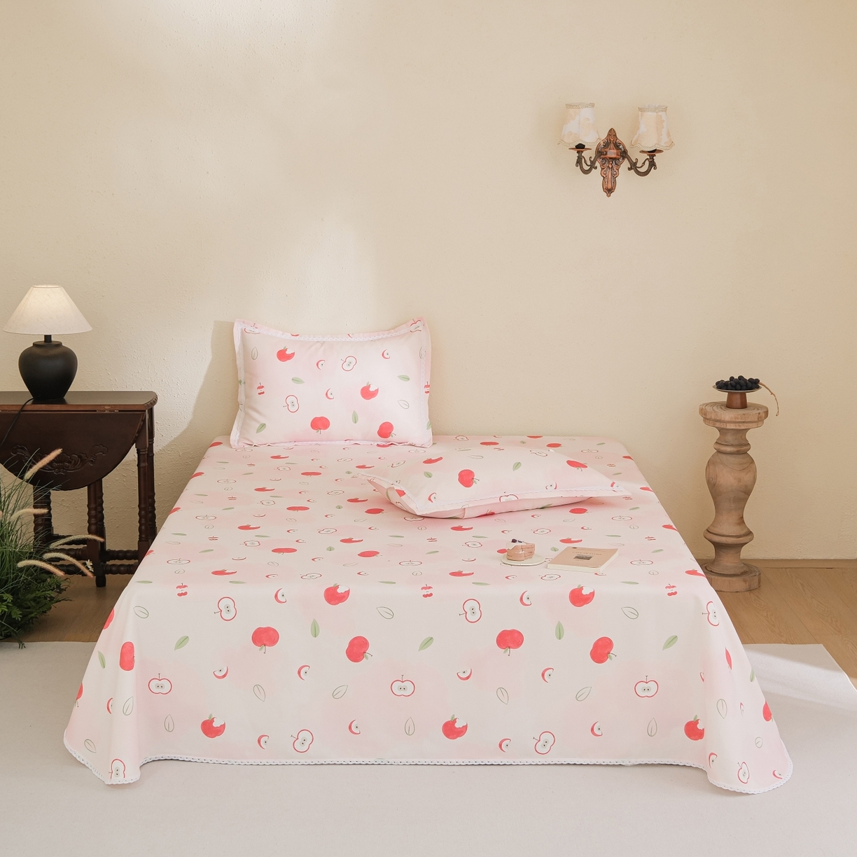 91家纺网 家纺一手货源 找家纺 慕绸家纺（原萌宝老粗布厂家） 2026新款原棉细纱工艺款亲肤柔软老粗布床单凉席席子春夏热门款-直播热卖圆角花边款 红苹果乐园