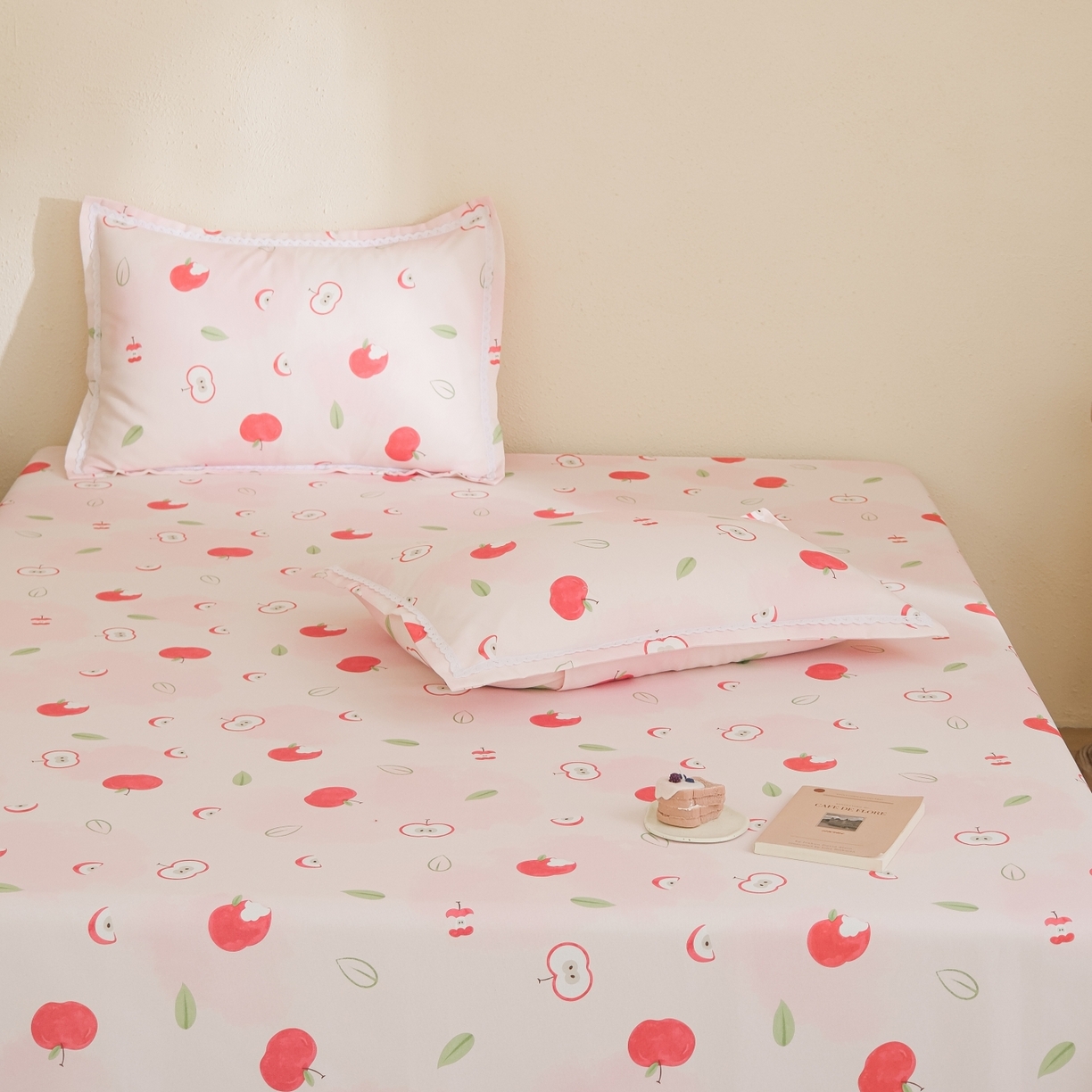 91家纺网 家纺一手货源 找家纺 慕绸家纺（原萌宝老粗布厂家） 2026新款原棉细纱工艺款亲肤柔软老粗布床单凉席席子春夏热门款-直播热卖圆角花边款 红苹果乐园