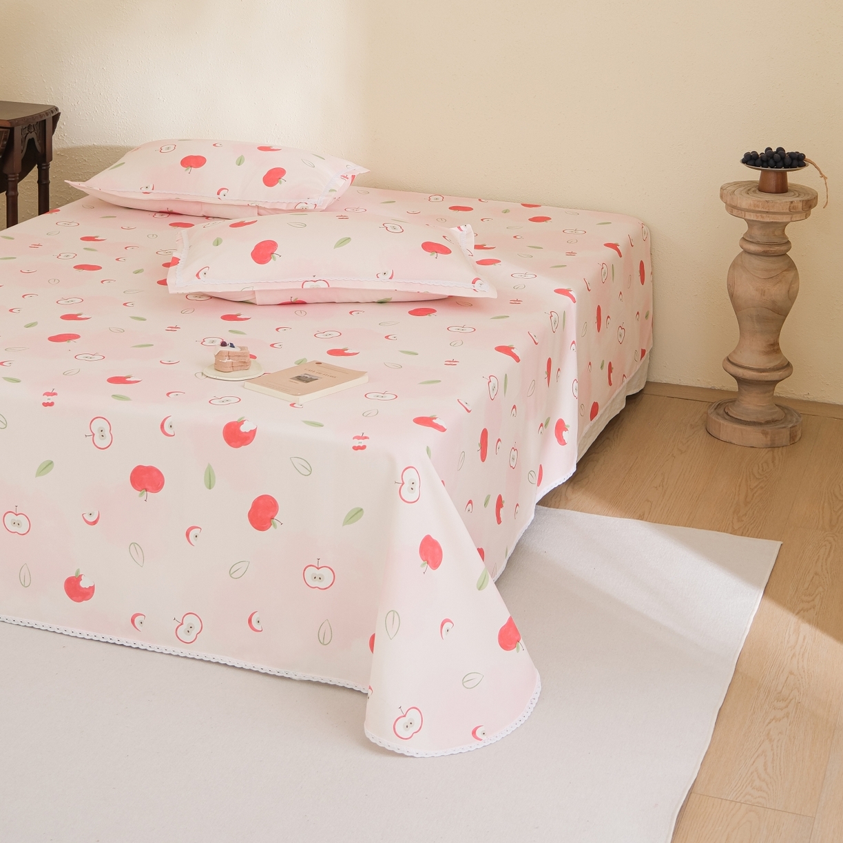 91家纺网 家纺一手货源 找家纺 慕绸家纺（原萌宝老粗布厂家） 2026新款原棉细纱工艺款亲肤柔软老粗布床单凉席席子春夏热门款-直播热卖圆角花边款 红苹果乐园