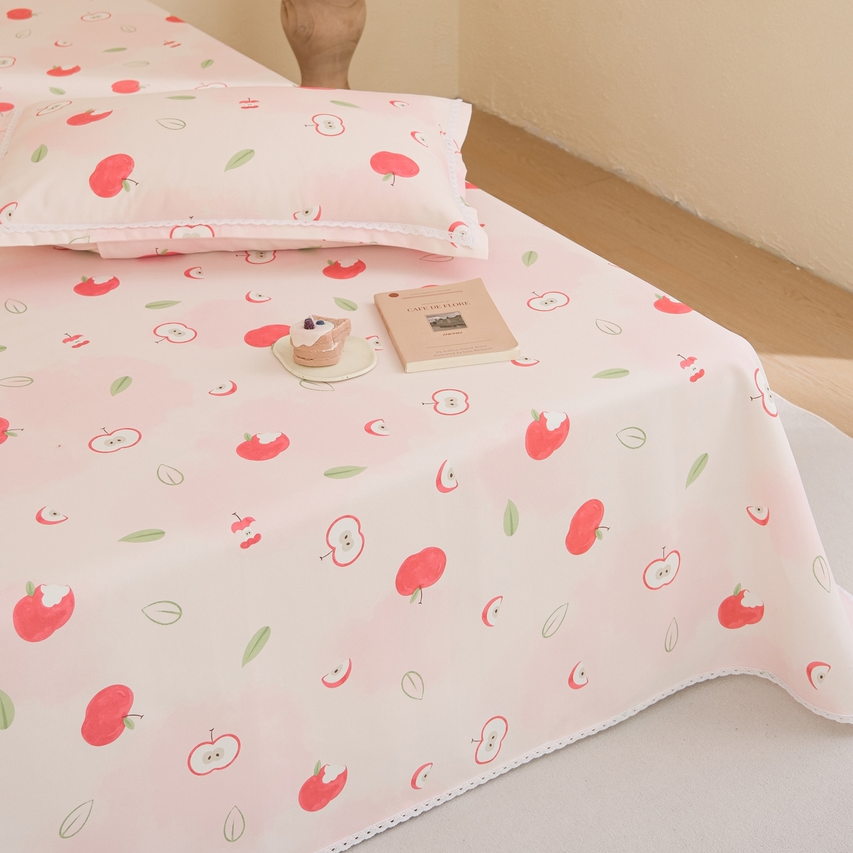 91家纺网 家纺一手货源 找家纺 慕绸家纺（原萌宝老粗布厂家） 2026新款原棉细纱工艺款亲肤柔软老粗布床单凉席席子春夏热门款-直播热卖圆角花边款 红苹果乐园