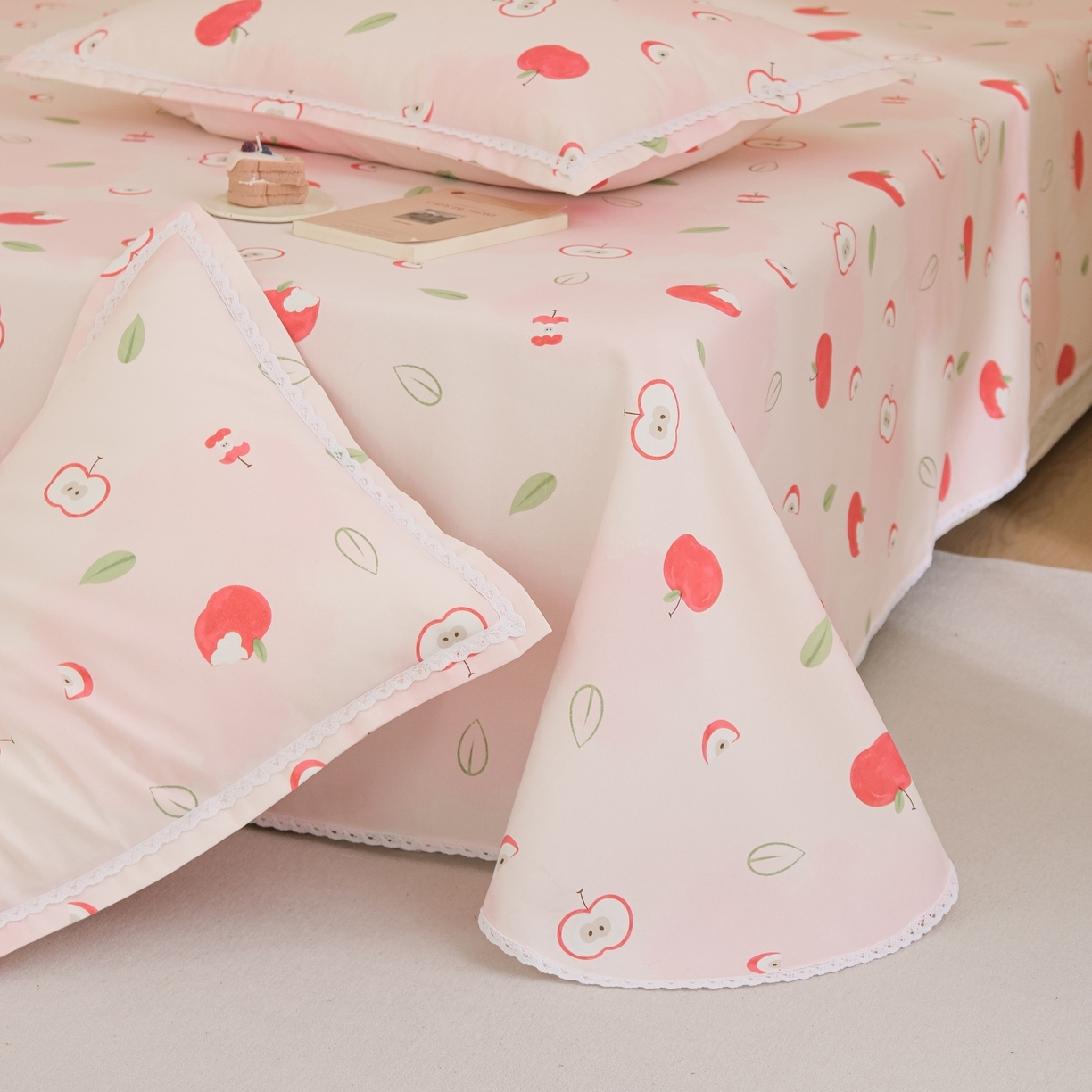 91家纺网 家纺一手货源 找家纺 慕绸家纺（原萌宝老粗布厂家） 2026新款原棉细纱工艺款亲肤柔软老粗布床单凉席席子春夏热门款-直播热卖圆角花边款 红苹果乐园