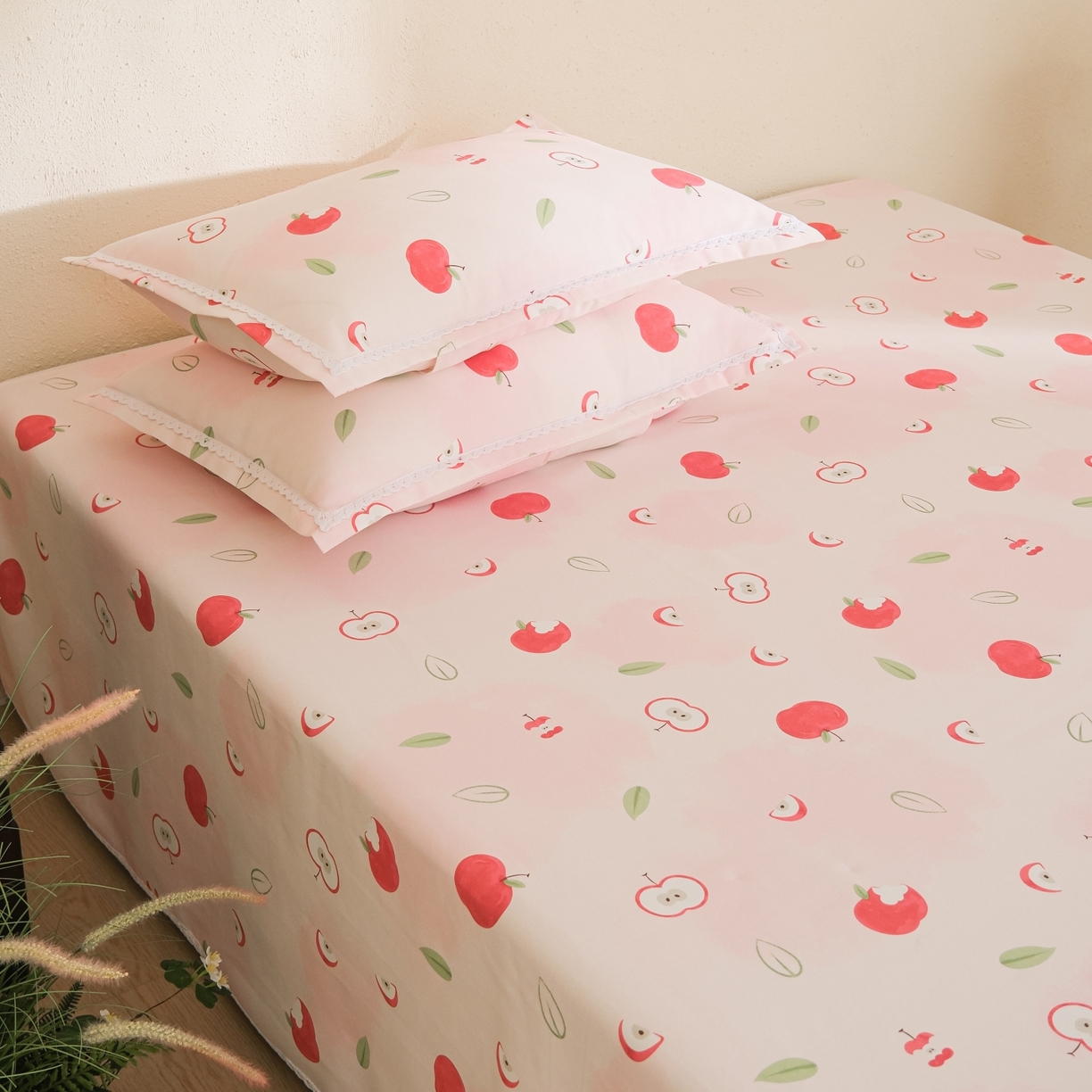 91家纺网 家纺一手货源 找家纺 慕绸家纺（原萌宝老粗布厂家） 2026新款原棉细纱工艺款亲肤柔软老粗布床单凉席席子春夏热门款-直播热卖圆角花边款 红苹果乐园