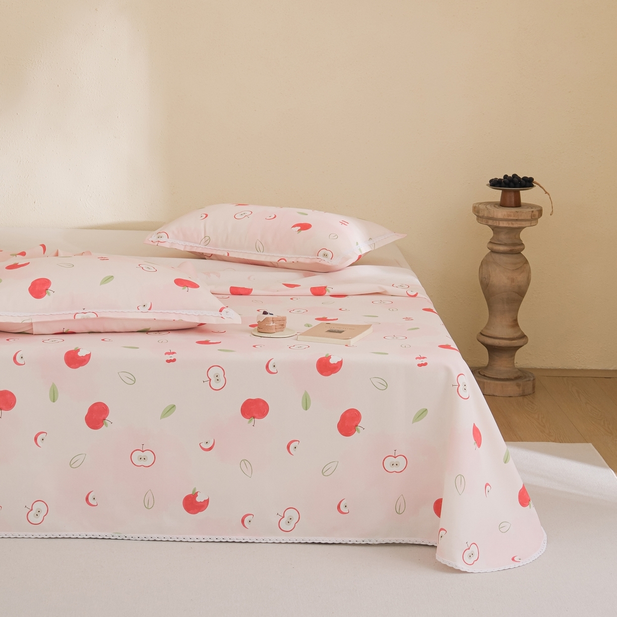 91家纺网 家纺一手货源 找家纺 慕绸家纺（原萌宝老粗布厂家） 2026新款原棉细纱工艺款亲肤柔软老粗布床单凉席席子春夏热门款-直播热卖圆角花边款 红苹果乐园