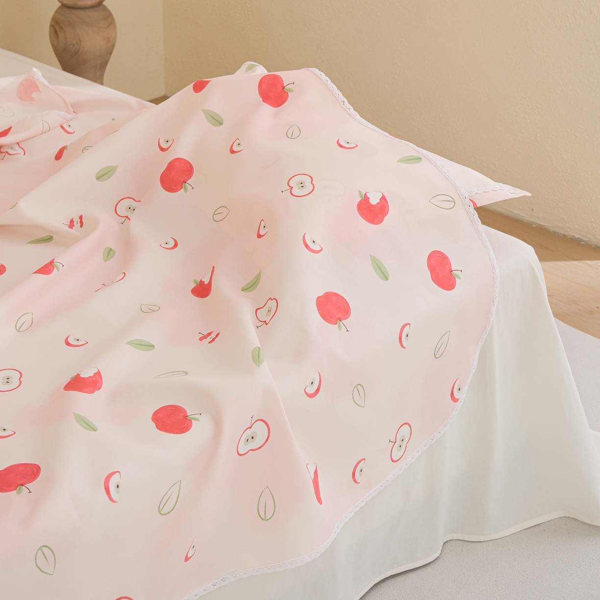 91家纺网 家纺一手货源 找家纺 慕绸家纺（原萌宝老粗布厂家） 2026新款原棉细纱工艺款亲肤柔软老粗布床单凉席席子春夏热门款-直播热卖圆角花边款 红苹果乐园