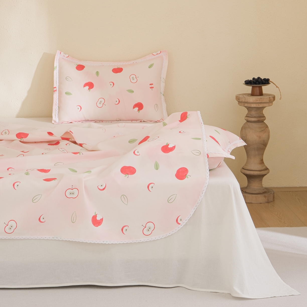 91家纺网 家纺一手货源 找家纺 慕绸家纺（原萌宝老粗布厂家） 2026新款原棉细纱工艺款亲肤柔软老粗布床单凉席席子春夏热门款-直播热卖圆角花边款 红苹果乐园