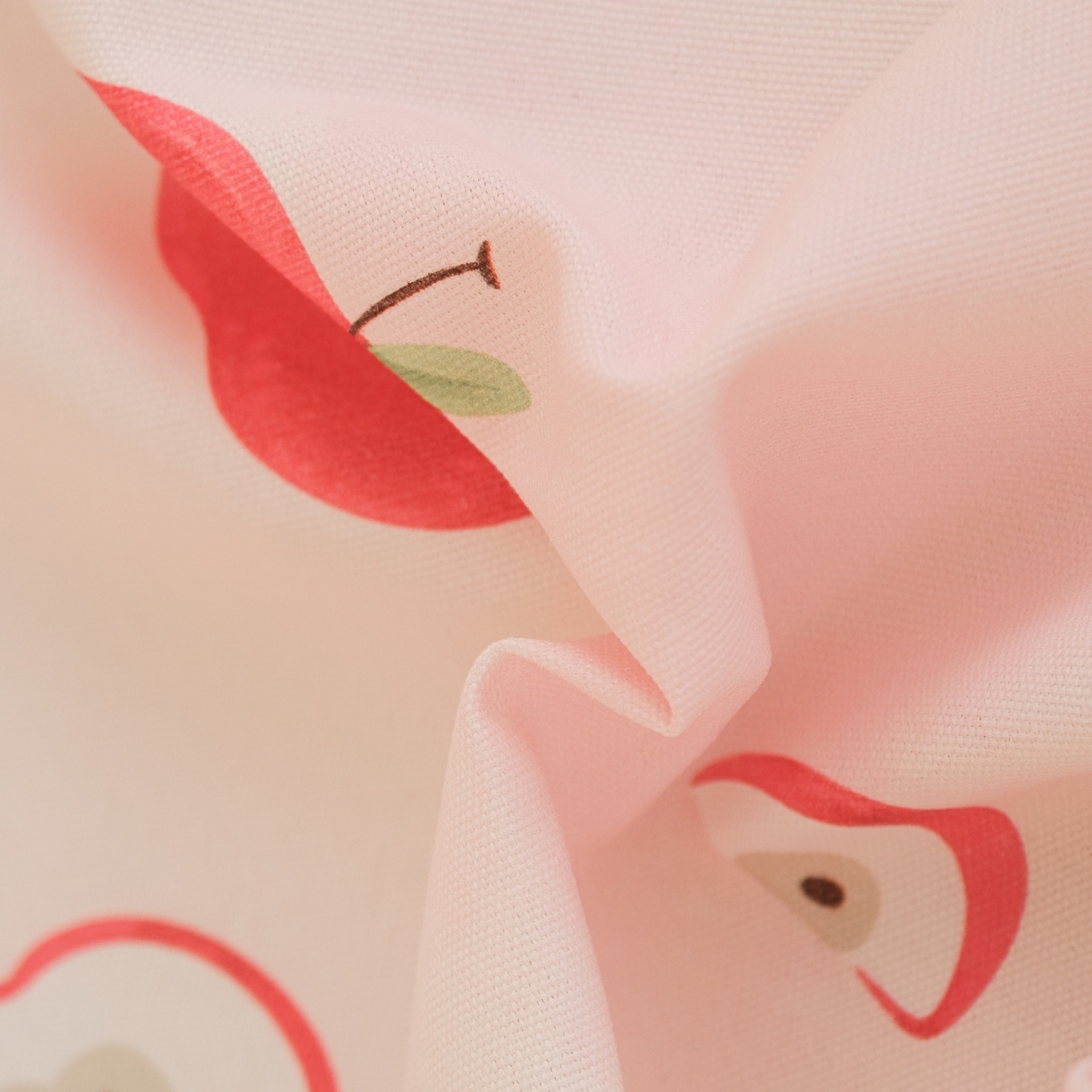 91家纺网 家纺一手货源 找家纺 慕绸家纺（原萌宝老粗布厂家） 2026新款原棉细纱工艺款亲肤柔软老粗布床单凉席席子春夏热门款-直播热卖圆角花边款 红苹果乐园