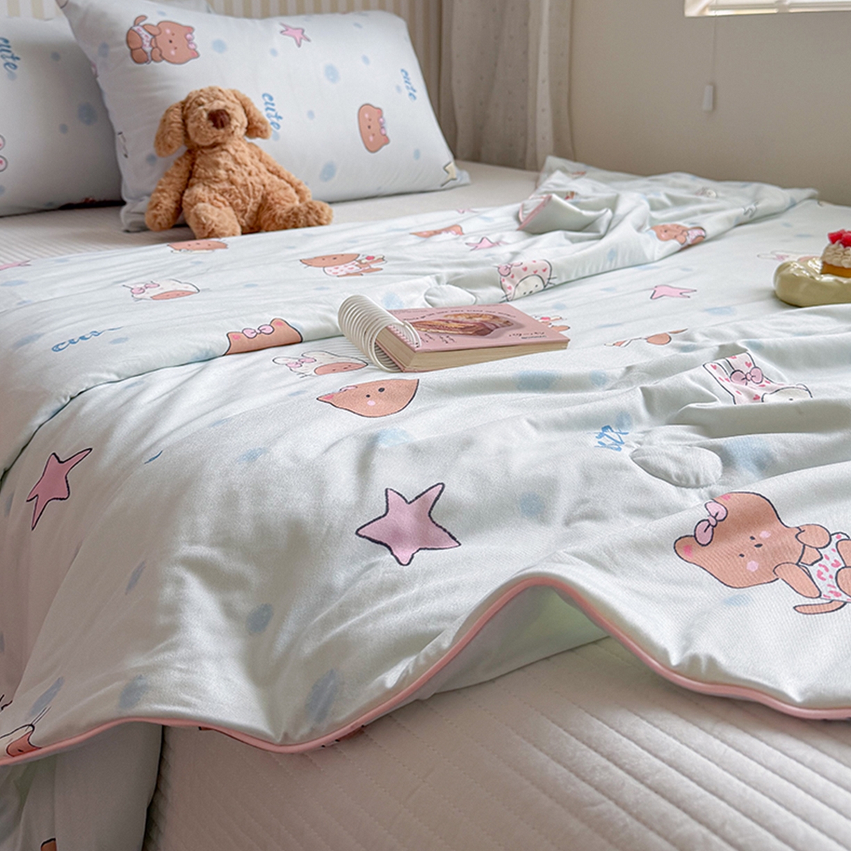 91家纺网 家纺一手货源 找家纺 桃子家居 2026新款A类卡通小清新奶乎乎高品质牛奶丝软糯针织棉嵌绳工艺夏被系列 针织嵌绳-薄荷奶猫