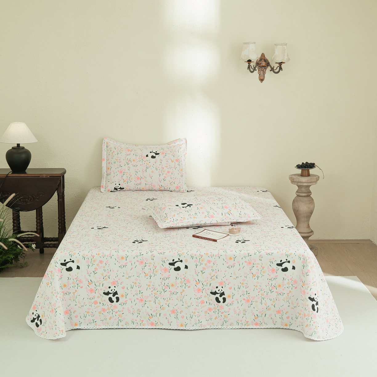 91家纺网 家纺一手货源 找家纺 慕绸家纺（原萌宝老粗布厂家） 2026新款原棉细纱工艺款亲肤柔软老粗布床单凉席席子春夏热门款-直播热卖圆角花边款 花间熊猫