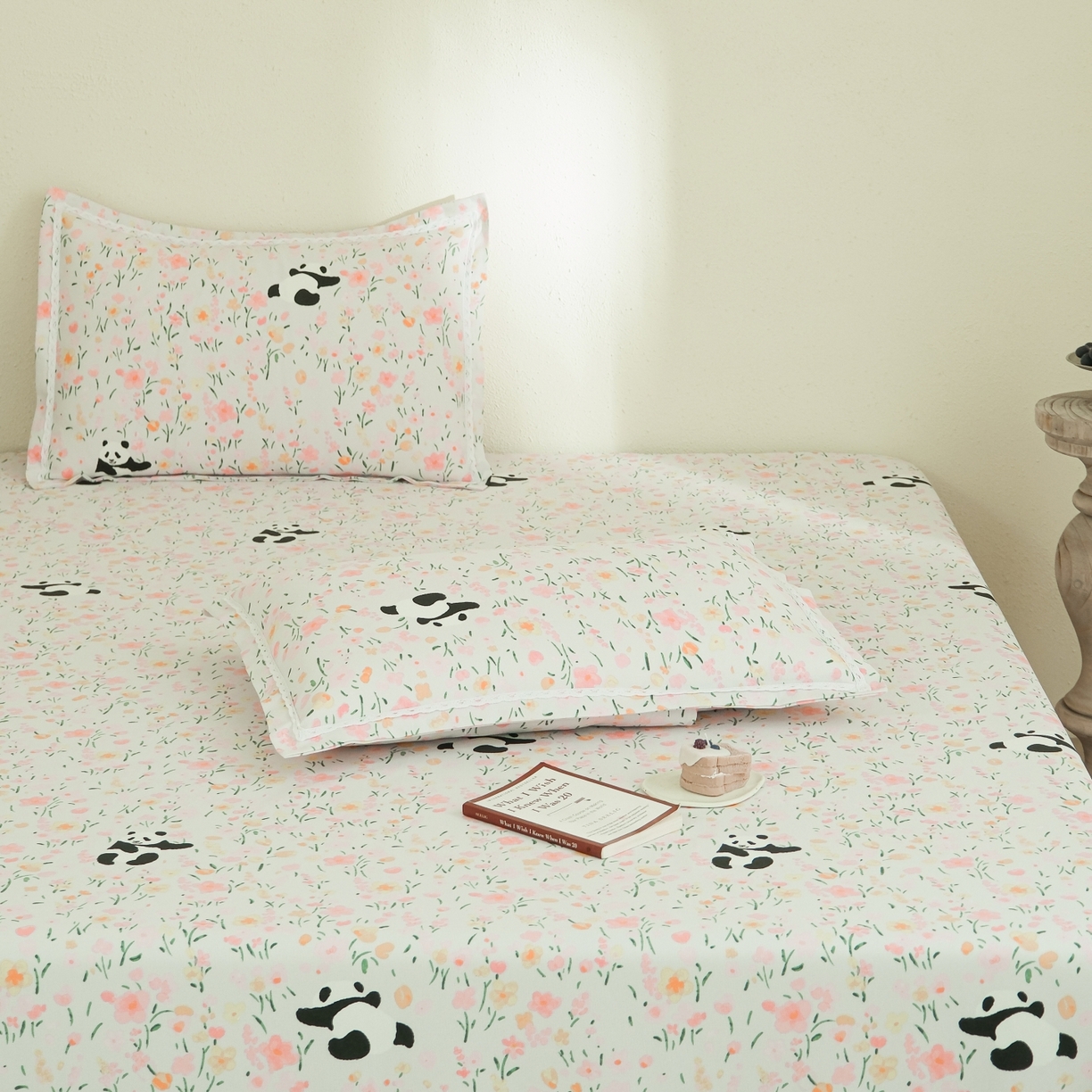 91家纺网 家纺一手货源 找家纺 慕绸家纺（原萌宝老粗布厂家） 2026新款原棉细纱工艺款亲肤柔软老粗布床单凉席席子春夏热门款-直播热卖圆角花边款 花间熊猫