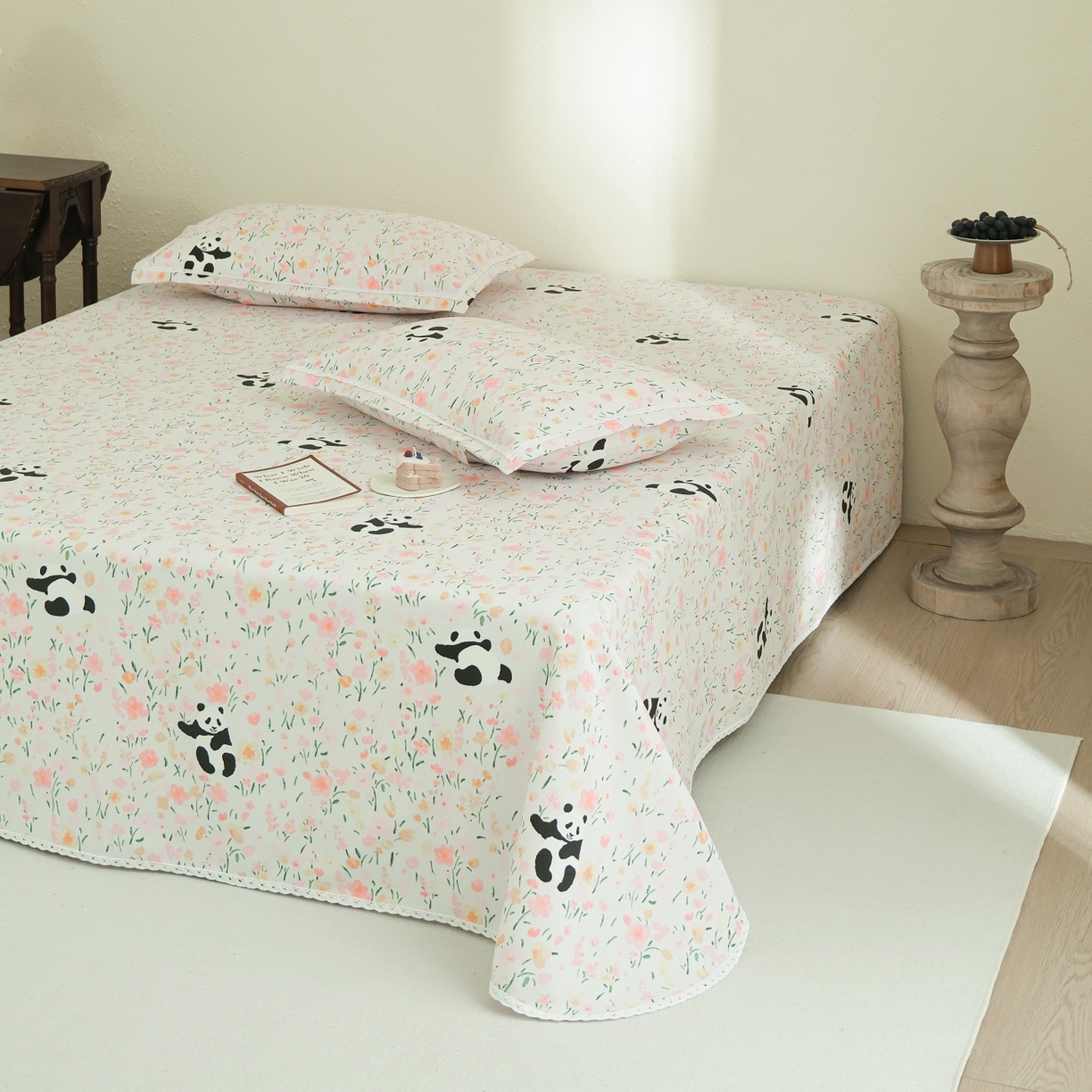 91家纺网 家纺一手货源 找家纺 慕绸家纺（原萌宝老粗布厂家） 2026新款原棉细纱工艺款亲肤柔软老粗布床单凉席席子春夏热门款-直播热卖圆角花边款 花间熊猫