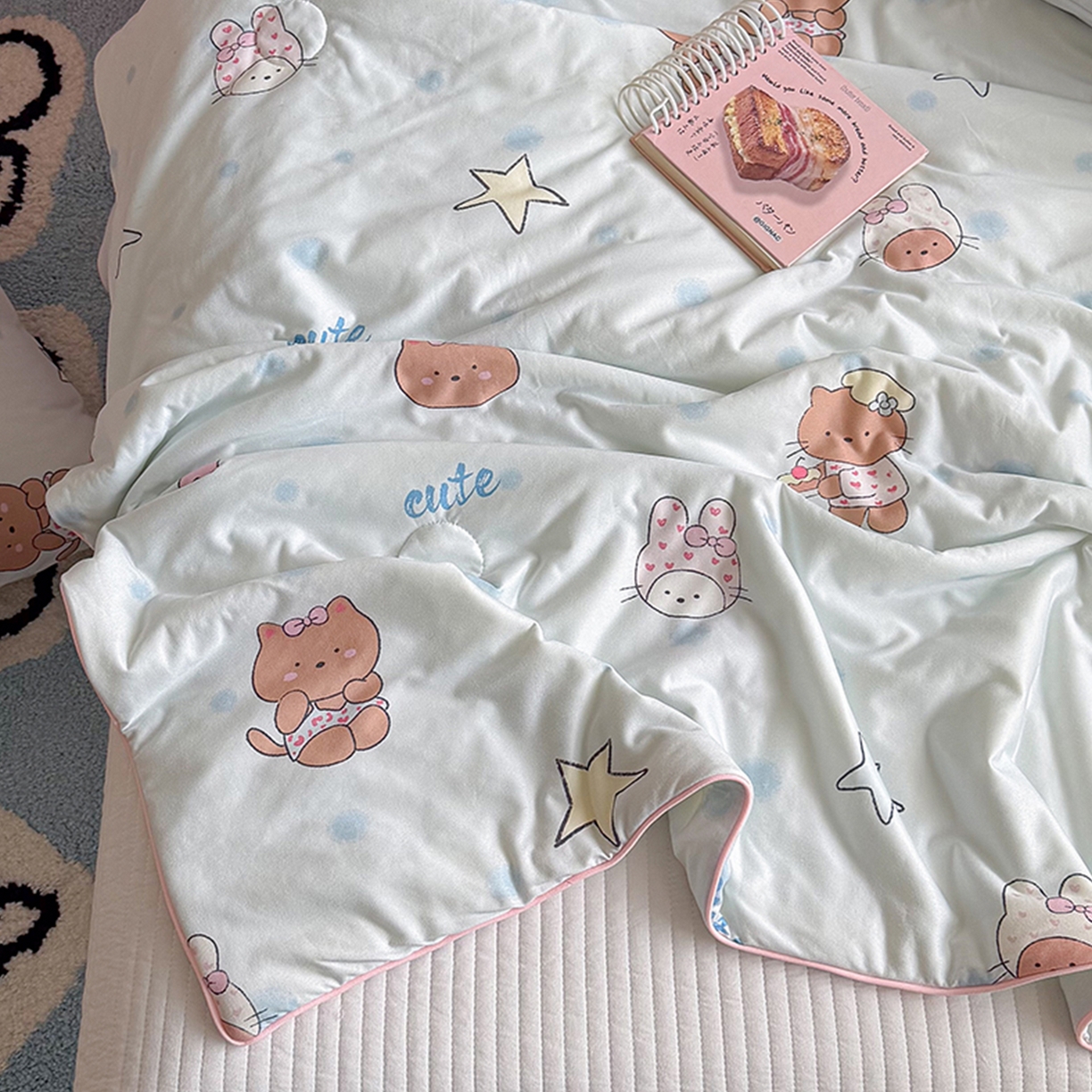 91家纺网 家纺一手货源 找家纺 桃子家居 2026新款A类卡通小清新奶乎乎高品质牛奶丝软糯针织棉嵌绳工艺夏被系列 针织嵌绳-薄荷奶猫