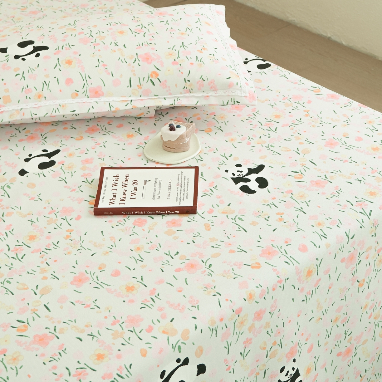 91家纺网 家纺一手货源 找家纺 慕绸家纺（原萌宝老粗布厂家） 2026新款原棉细纱工艺款亲肤柔软老粗布床单凉席席子春夏热门款-直播热卖圆角花边款 花间熊猫