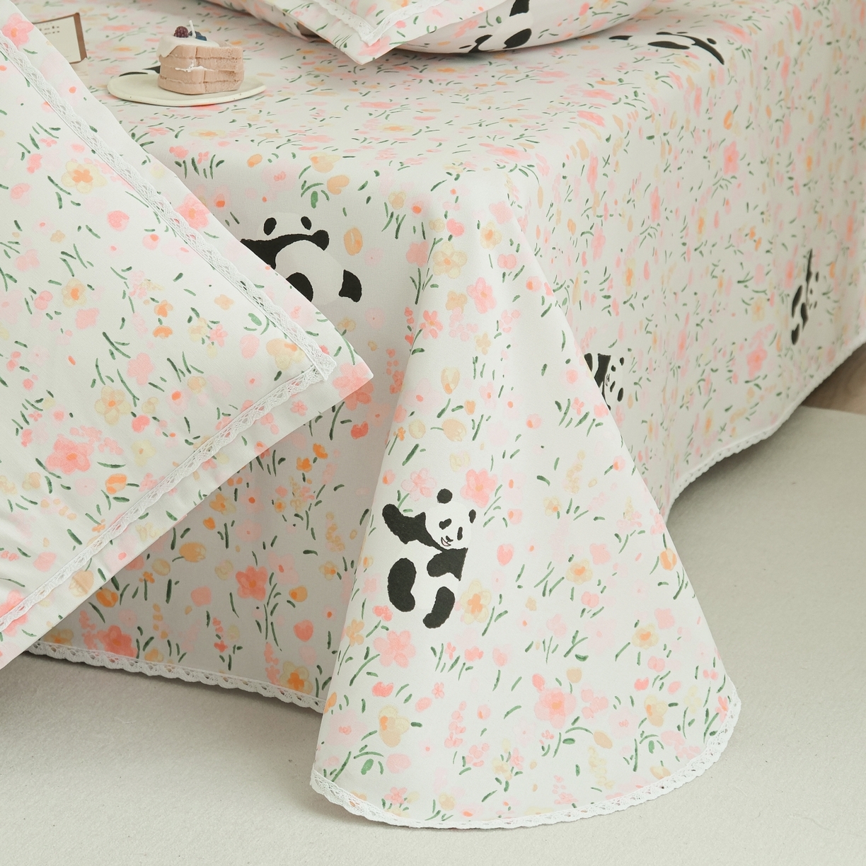 91家纺网 家纺一手货源 找家纺 慕绸家纺（原萌宝老粗布厂家） 2026新款原棉细纱工艺款亲肤柔软老粗布床单凉席席子春夏热门款-直播热卖圆角花边款 花间熊猫