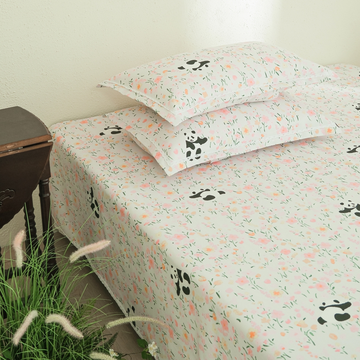 91家纺网 家纺一手货源 找家纺 慕绸家纺（原萌宝老粗布厂家） 2026新款原棉细纱工艺款亲肤柔软老粗布床单凉席席子春夏热门款-直播热卖圆角花边款 花间熊猫