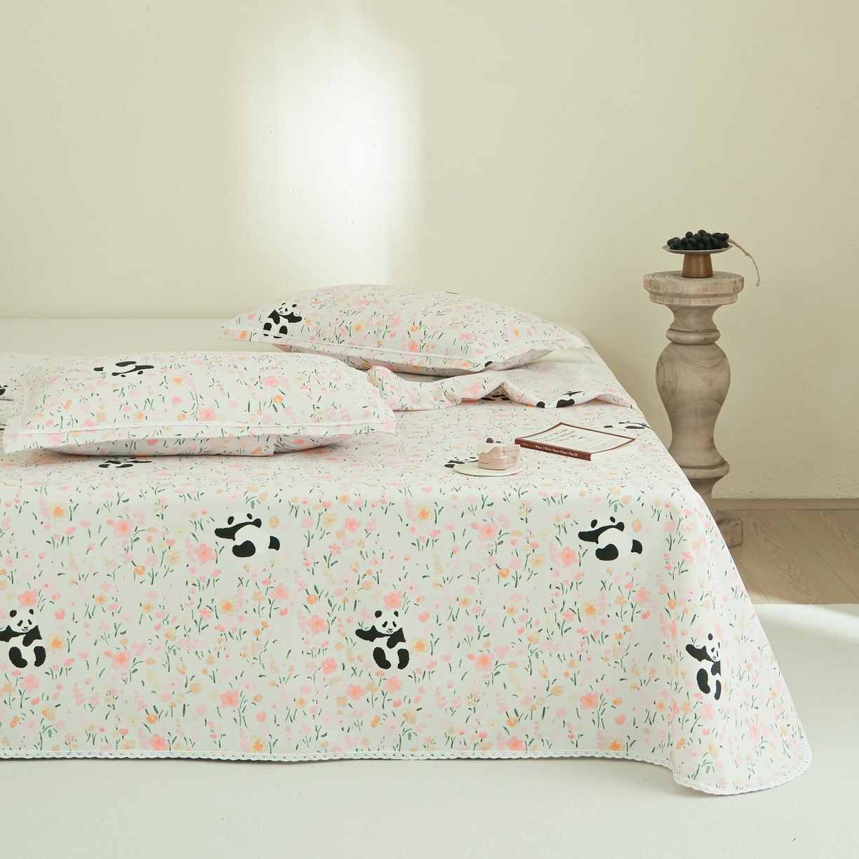 91家纺网 家纺一手货源 找家纺 慕绸家纺（原萌宝老粗布厂家） 2026新款原棉细纱工艺款亲肤柔软老粗布床单凉席席子春夏热门款-直播热卖圆角花边款 花间熊猫