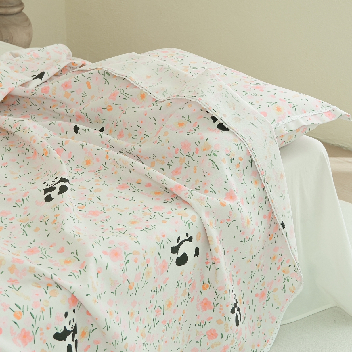 91家纺网 家纺一手货源 找家纺 慕绸家纺（原萌宝老粗布厂家） 2026新款原棉细纱工艺款亲肤柔软老粗布床单凉席席子春夏热门款-直播热卖圆角花边款 花间熊猫