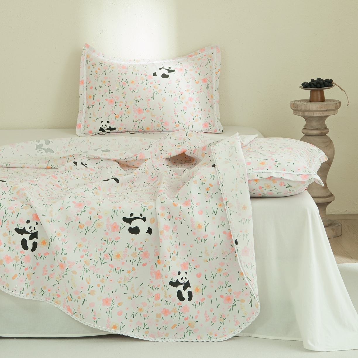 91家纺网 家纺一手货源 找家纺 慕绸家纺（原萌宝老粗布厂家） 2026新款原棉细纱工艺款亲肤柔软老粗布床单凉席席子春夏热门款-直播热卖圆角花边款 花间熊猫