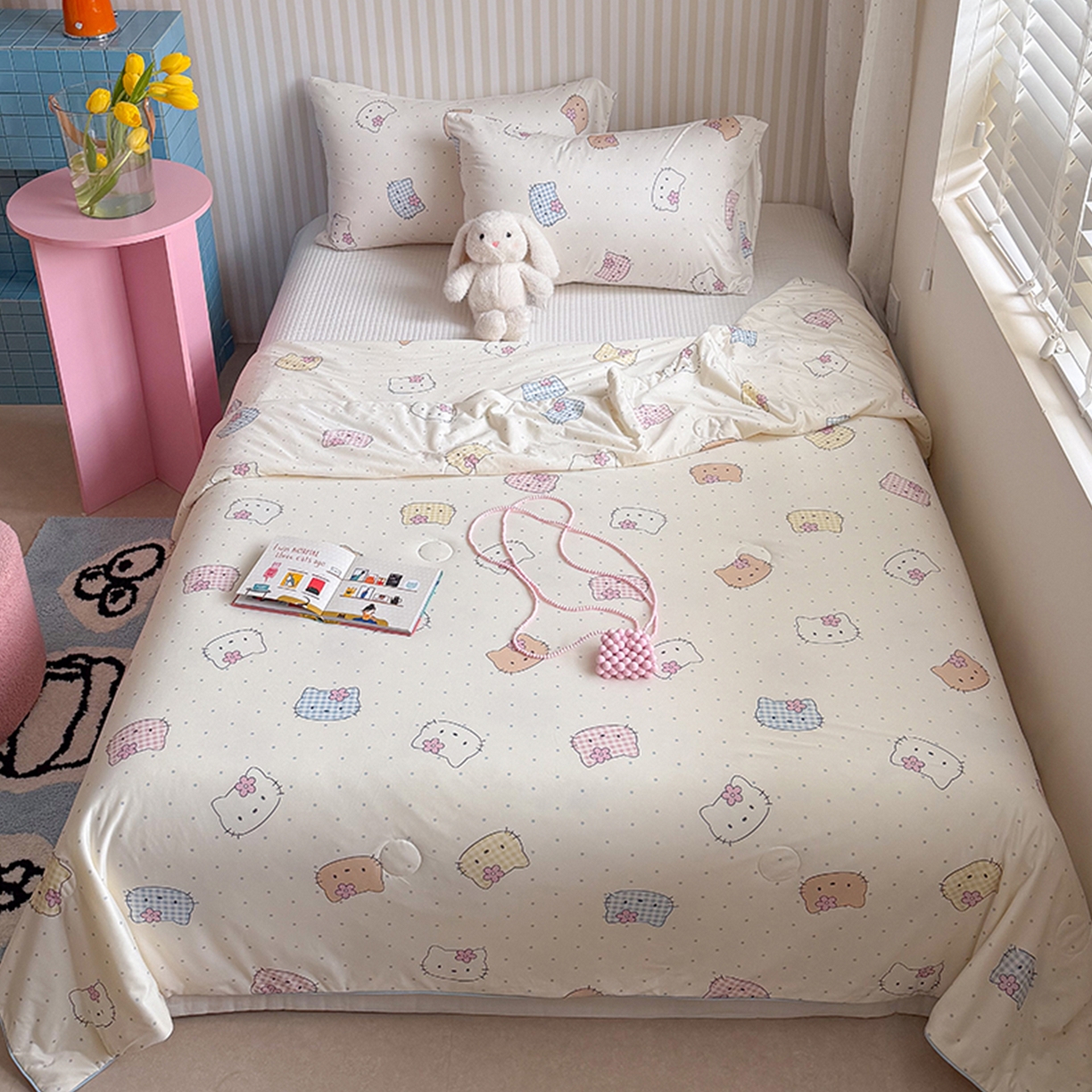 91家纺网 家纺一手货源 找家纺 桃子家居 2026新款A类卡通小清新奶乎乎高品质牛奶丝软糯针织棉嵌绳工艺夏被系列 针织嵌绳-彩塘猫咪