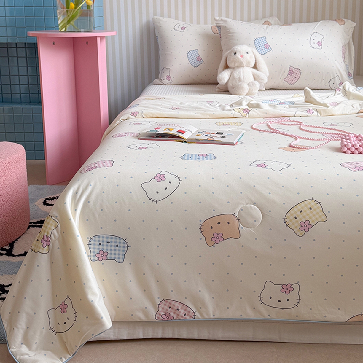 91家纺网 家纺一手货源 找家纺 桃子家居 2026新款A类卡通小清新奶乎乎高品质牛奶丝软糯针织棉嵌绳工艺夏被系列 针织嵌绳-彩塘猫咪