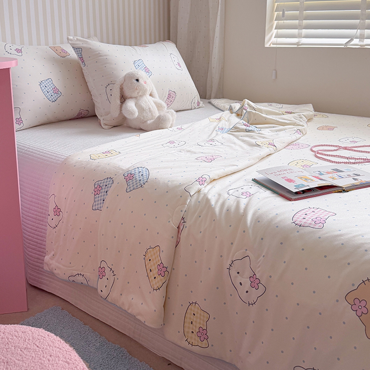 91家纺网 家纺一手货源 找家纺 桃子家居 2026新款A类卡通小清新奶乎乎高品质牛奶丝软糯针织棉嵌绳工艺夏被系列 针织嵌绳-彩塘猫咪