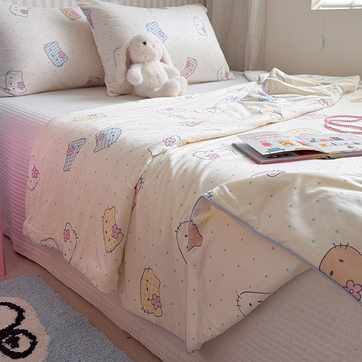 91家纺网 家纺一手货源 找家纺 桃子家居 2026新款A类卡通小清新奶乎乎高品质牛奶丝软糯针织棉嵌绳工艺夏被系列 针织嵌绳-彩塘猫咪