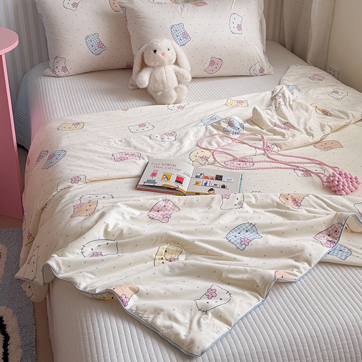 91家纺网 家纺一手货源 找家纺 桃子家居 2026新款A类卡通小清新奶乎乎高品质牛奶丝软糯针织棉嵌绳工艺夏被系列 针织嵌绳-彩塘猫咪