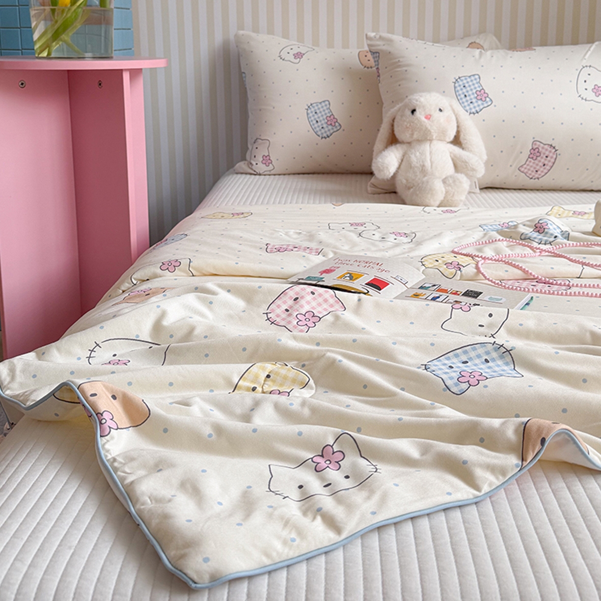 91家纺网 家纺一手货源 找家纺 桃子家居 2026新款A类卡通小清新奶乎乎高品质牛奶丝软糯针织棉嵌绳工艺夏被系列 针织嵌绳-彩塘猫咪