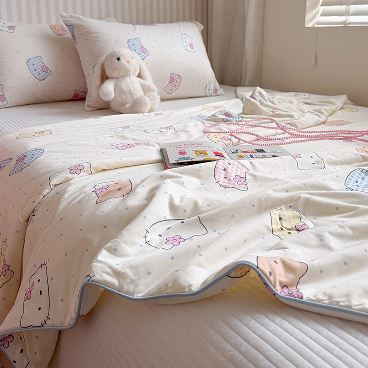 91家纺网 家纺一手货源 找家纺 桃子家居 2026新款A类卡通小清新奶乎乎高品质牛奶丝软糯针织棉嵌绳工艺夏被系列 针织嵌绳-彩塘猫咪