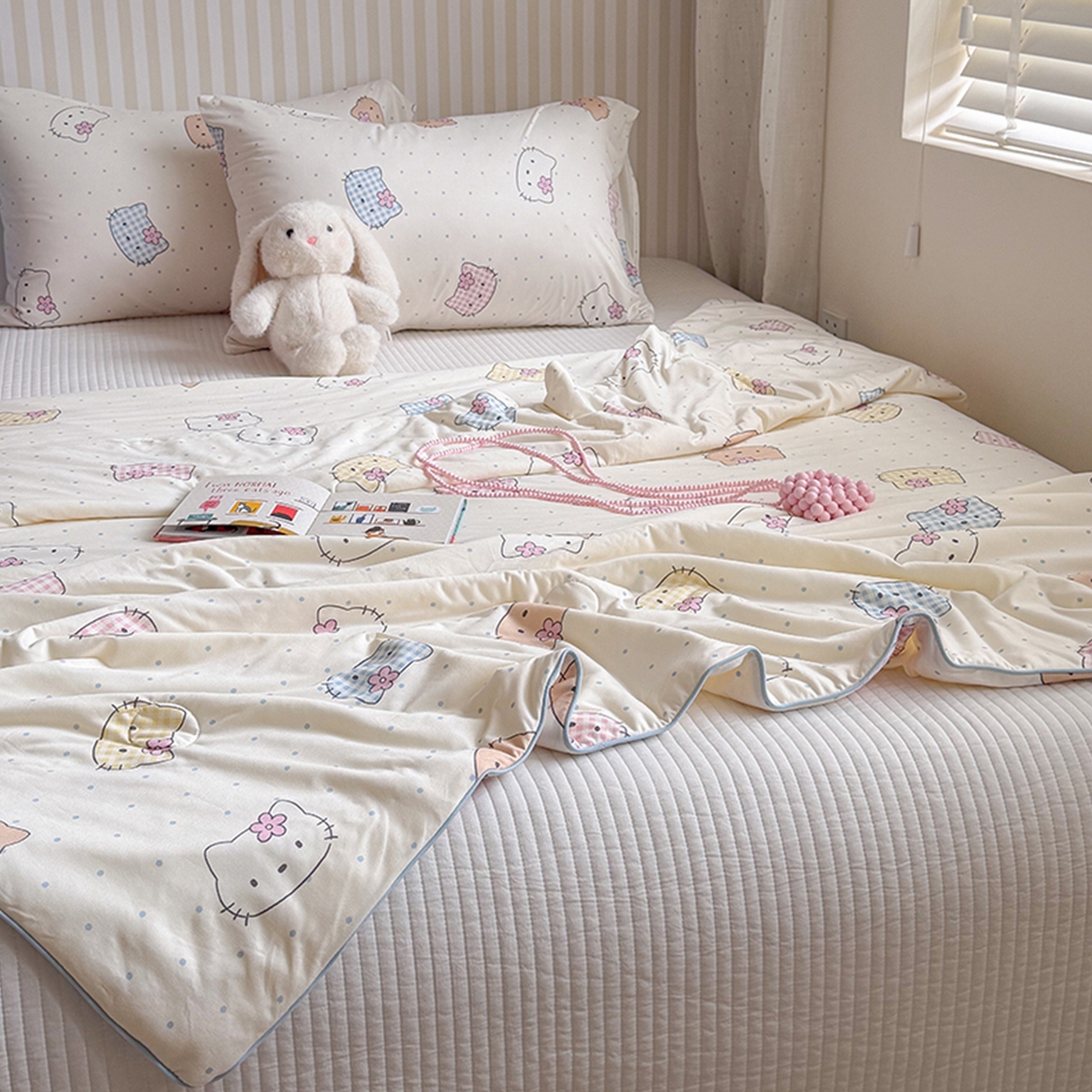 91家纺网 家纺一手货源 找家纺 桃子家居 2026新款A类卡通小清新奶乎乎高品质牛奶丝软糯针织棉嵌绳工艺夏被系列 针织嵌绳-彩塘猫咪