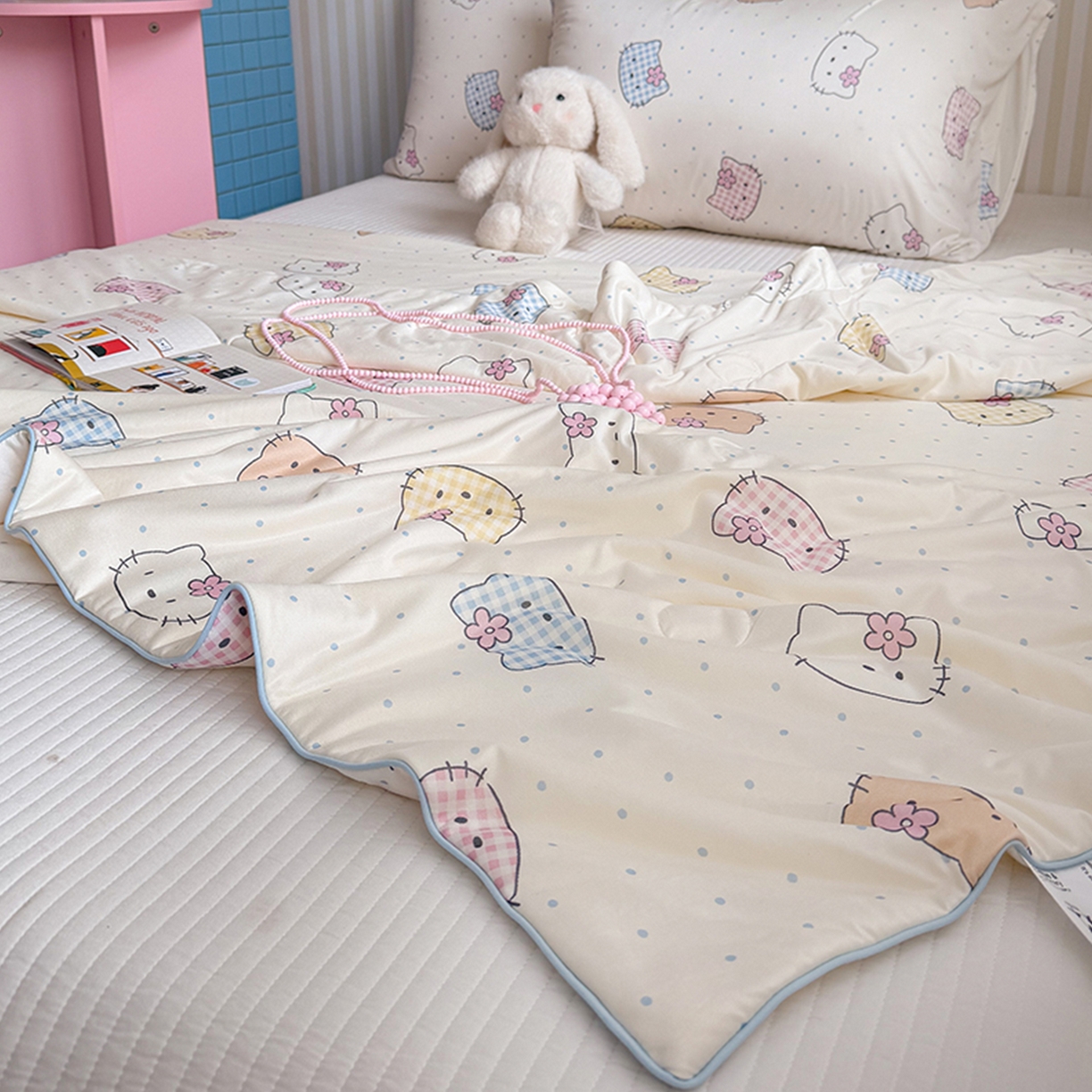 91家纺网 家纺一手货源 找家纺 桃子家居 2026新款A类卡通小清新奶乎乎高品质牛奶丝软糯针织棉嵌绳工艺夏被系列 针织嵌绳-彩塘猫咪