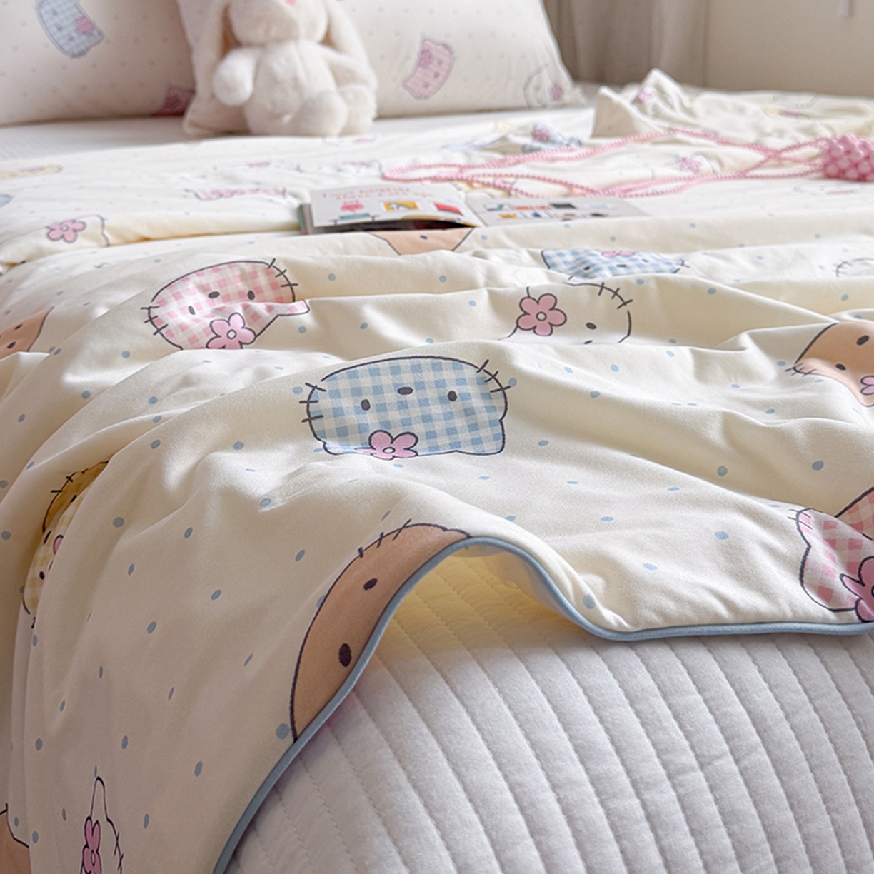 91家纺网 家纺一手货源 找家纺 桃子家居 2026新款A类卡通小清新奶乎乎高品质牛奶丝软糯针织棉嵌绳工艺夏被系列 针织嵌绳-彩塘猫咪