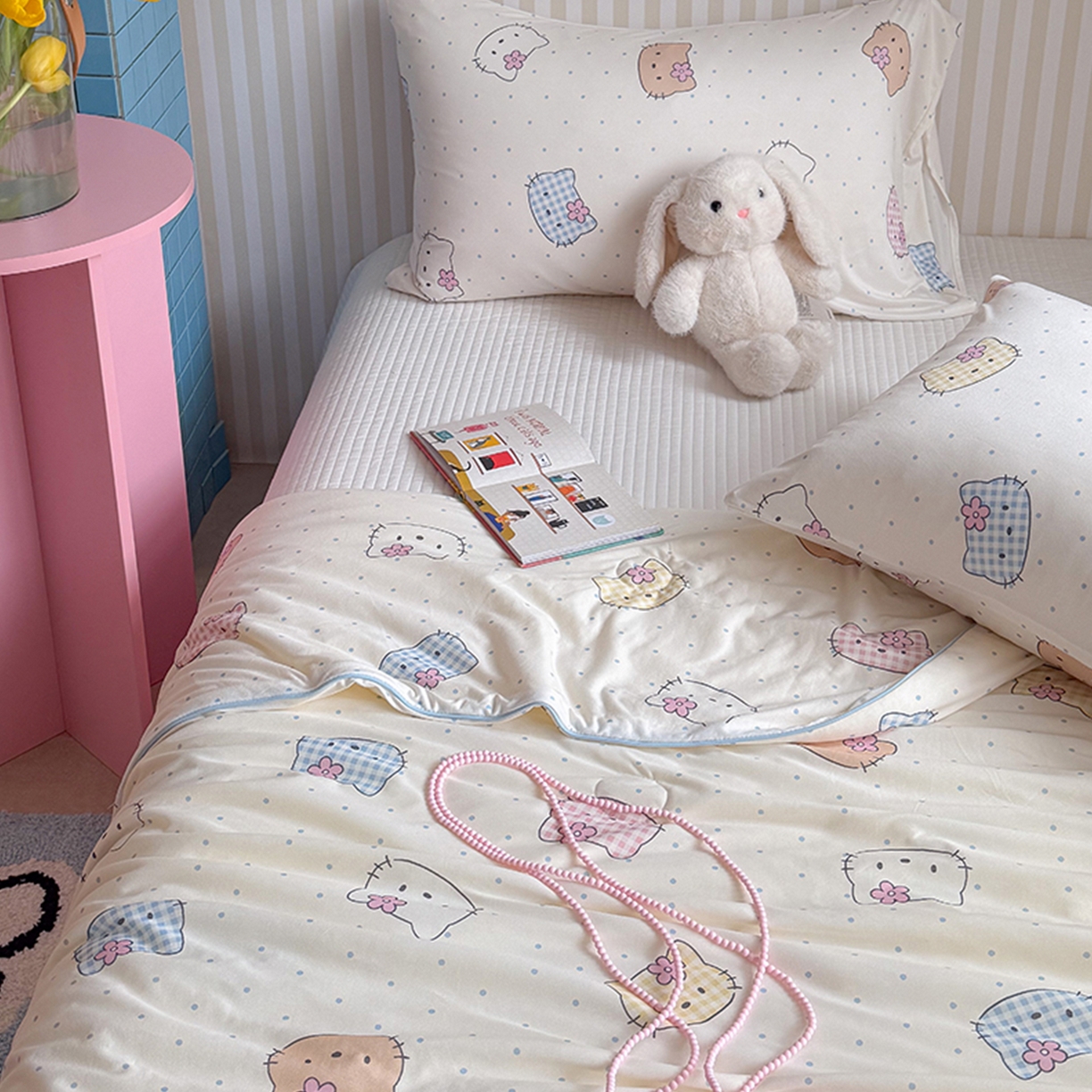 91家纺网 家纺一手货源 找家纺 桃子家居 2026新款A类卡通小清新奶乎乎高品质牛奶丝软糯针织棉嵌绳工艺夏被系列 针织嵌绳-彩塘猫咪